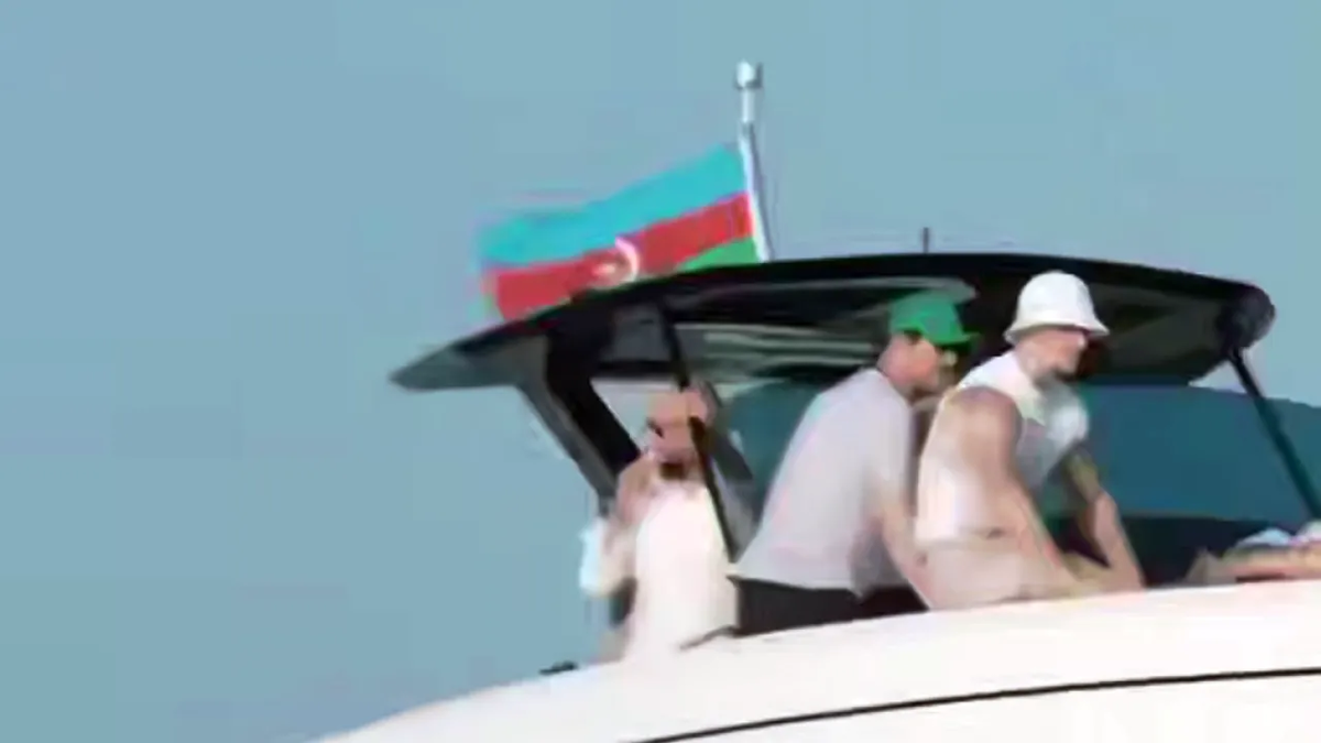 Скрин видео клипа.