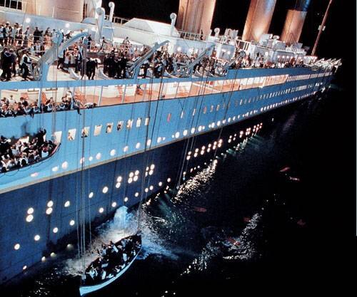 В основу сюжета кинофильма «Титаник», триумфально прошедшего по экранам мира, легла реальная трагедия. Настоящий «Титаник», выйдя 10 апреля 1912 года в свое первое плавание, столкнулся с айсбергом и затонул. Из 2800 человек спаслось менее 700