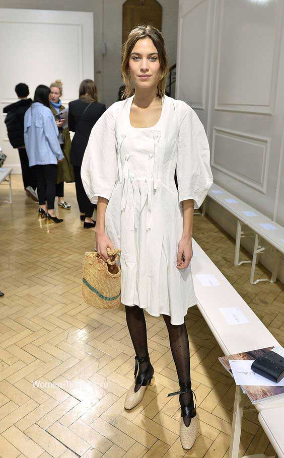 Белое платья, плетеная сумка стиль Алекса Чанг