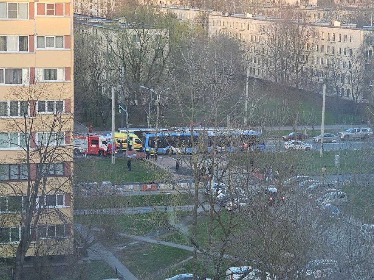 Троллейбус насмерть сбил мужчину в Петербурге – проехал по голове