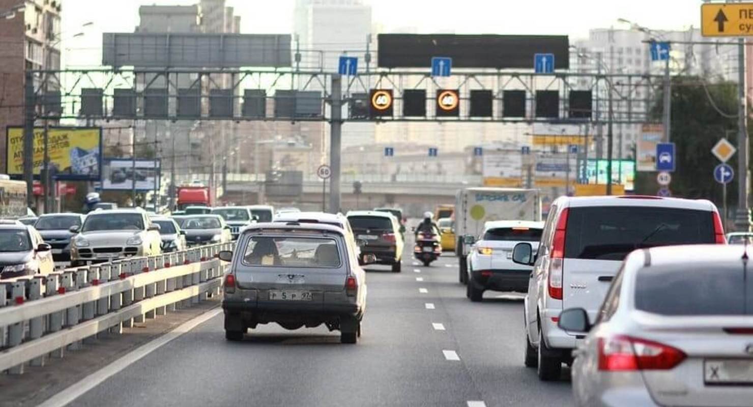 В Бразилии автомеханик запрыгнул в окно едущей машины и предотвратил аварию