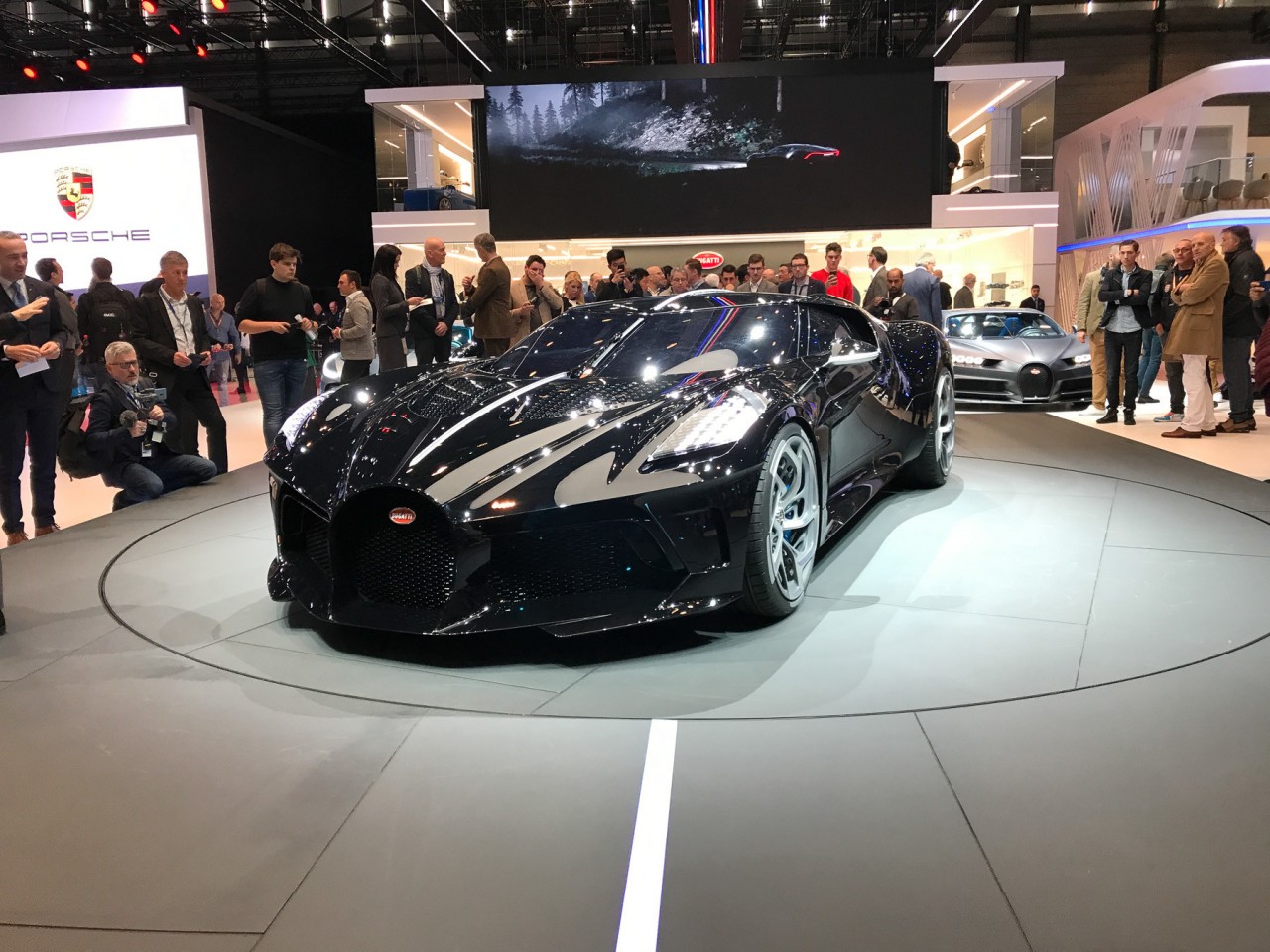 Гиперкар Bugatti la voiture noire