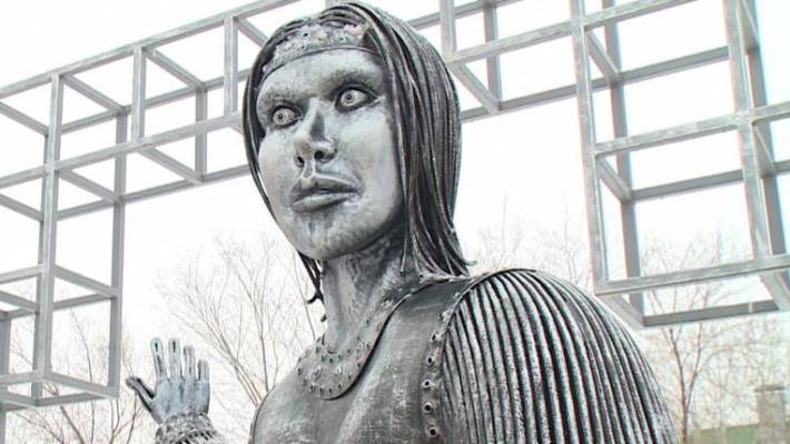 Автомобилисты под Самарой высмеяли скульптуру женщины с «жутким лицом» Автомобилисты под Самарой высмеяли скульптуру женщины с «жутким лицом» Общество
