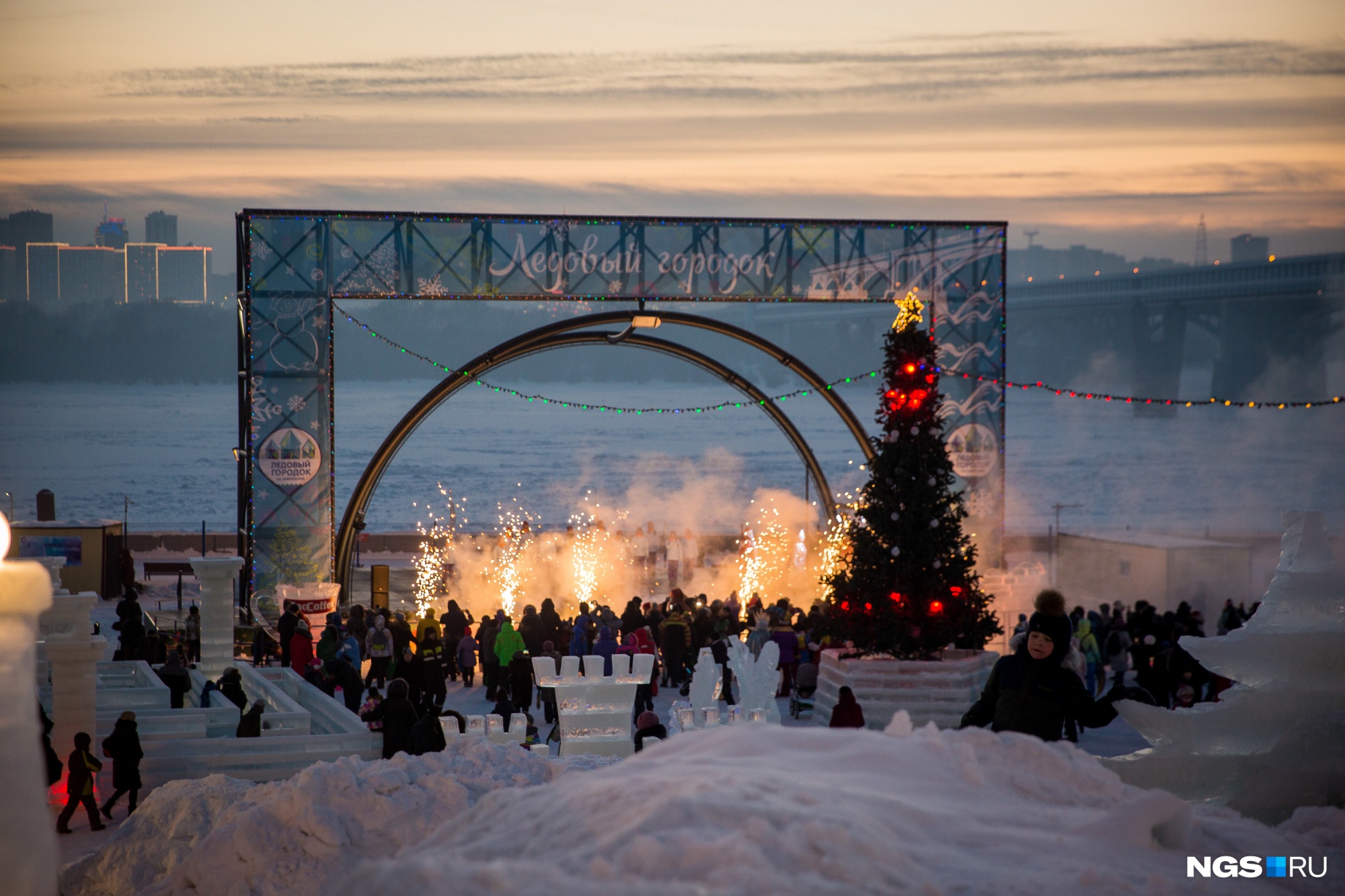 ледовый городок на набережной новосибирск