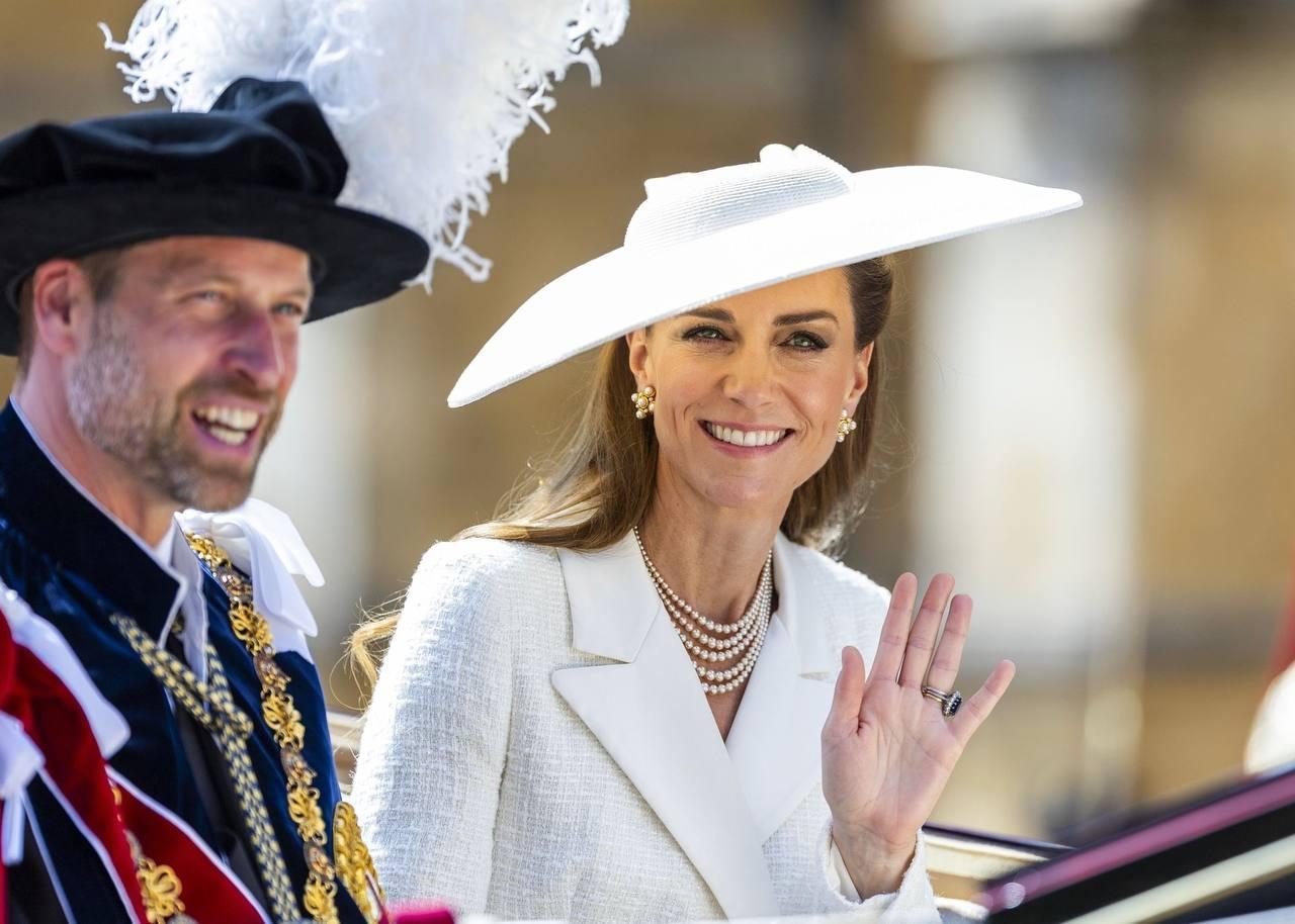 Из принцессы в королеву: лучшие выходы Кейт Миддлтон в 2025 году принцесса, образ, Уэльская, также, платье, честь, надела, принцессе, принц, ордена, принцессы, выбрала, серьги, дополнила, Миддлтон, шляпка, оттенка, время, Уильям, Rossi