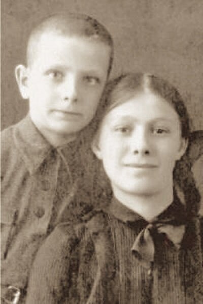 Дети Л. И. Брежнева — Галина и Юрий, 1942 год