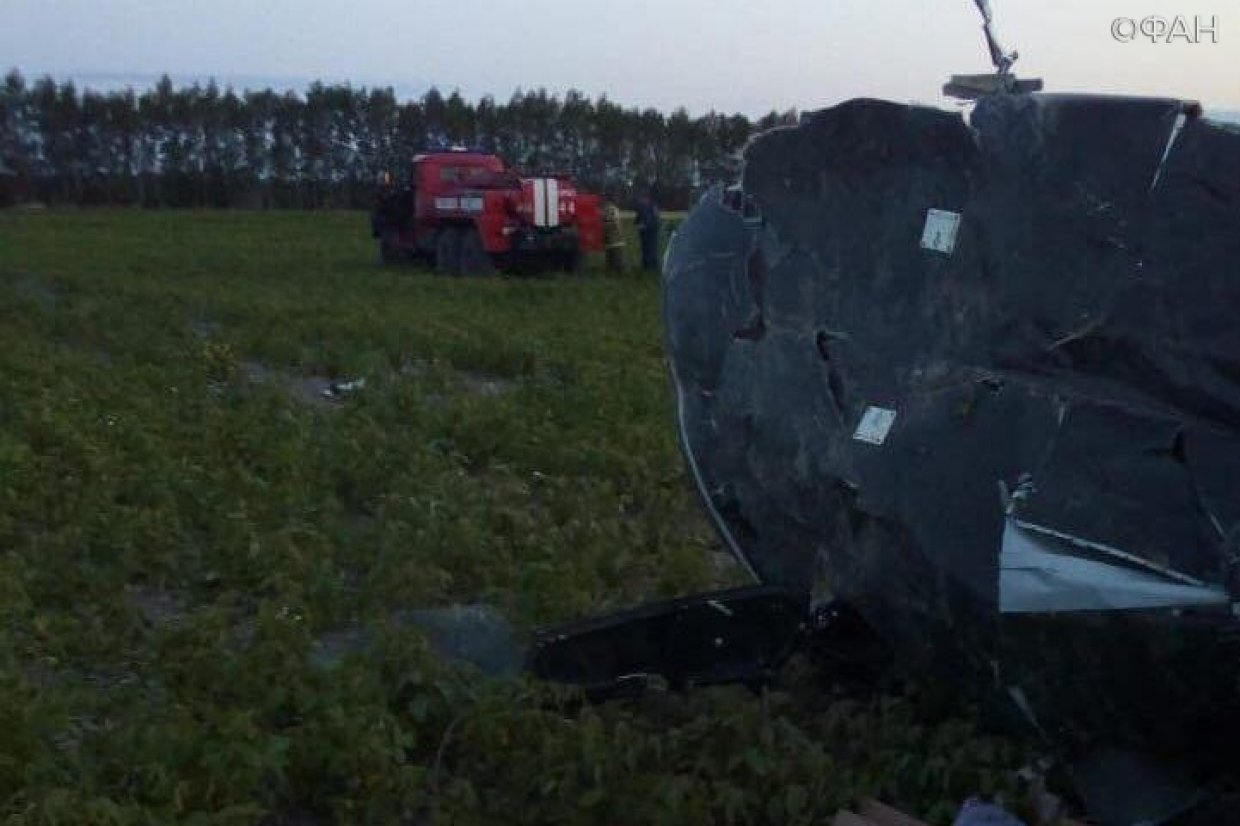 Появились фотографии с места жесткой посадки вертолета в Рязанской области 