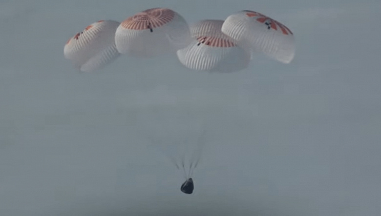 Корабль Crew Dragon с российским космонавтом на борту вернулся на Землю