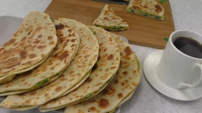 Взбейте зеленый лук с яйцом и вы останетесь довольны. Готовим вкуснейшие лепешки с начинкой лепешки, тесто, масло, можно, начинка, смесь, Перемешали, готоваТесто, делим, восемь, Когда, добавляем, частей, формируем, колобки, Каждую, заготовку, колобок, яичную, натрем