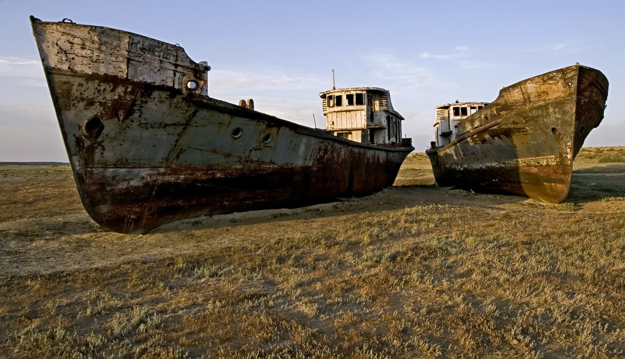 Аральское. Высохшее море Аральское море. Обмеление Аральского моря. Высохшее Аральское море. Высохшее море в Казахстане.