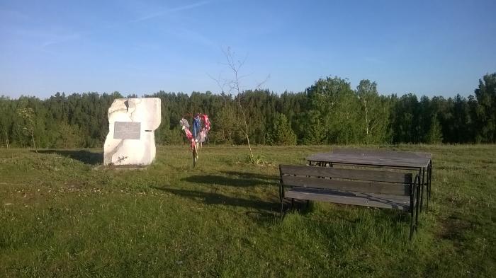 В знак вечной любви молодые пары завязывают возле камня разноцветные ленточки. /Фото: wikimapia.org