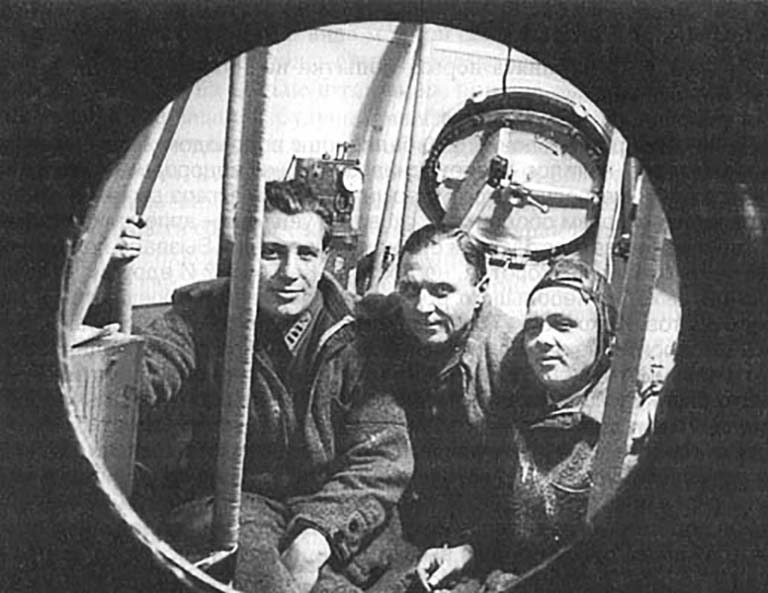На фото: Г.А.Прокофьев, К.Д.Годунов и Э.К.Бирнбаум в гондоле стратостата «СССР-1», 1933 год.