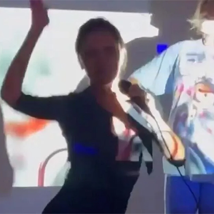 Posh Spice вернулась: Виктория Бекхэм исполнила хит Spice Girls в караоке (видео)
