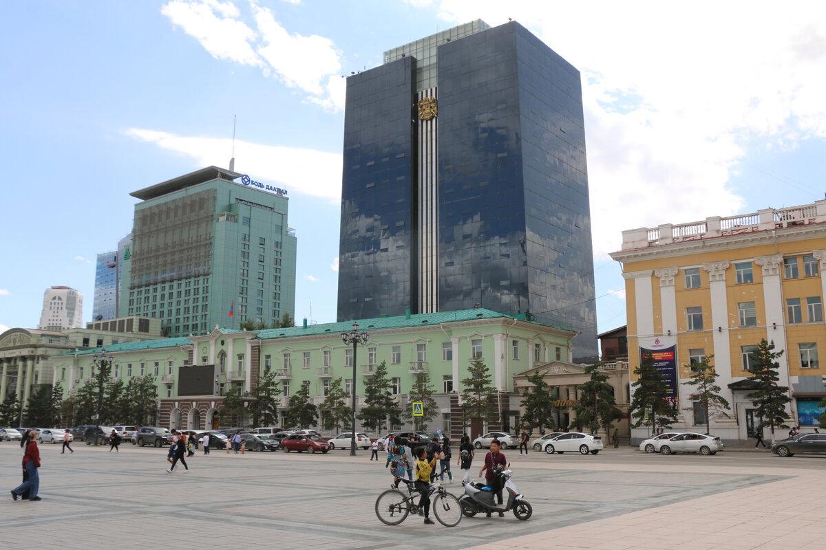  "Шестнадцатая союзная республика", "скотоводческая сверхдержава", "страна последних кочевников" - все эти эпитеты довольно точно подходят Монголии, стране, которую мало кто у нас хорошо себе...-24