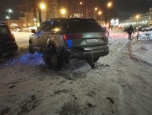 В Петербурге колесо разбило окно на 6-м этаже дороги