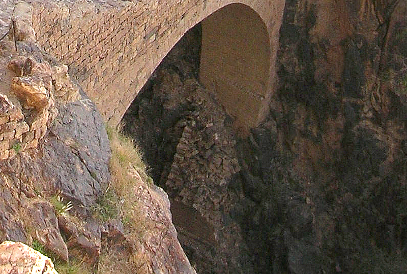 Мост Шехара - видны разрушенные части от предыдущей постройки