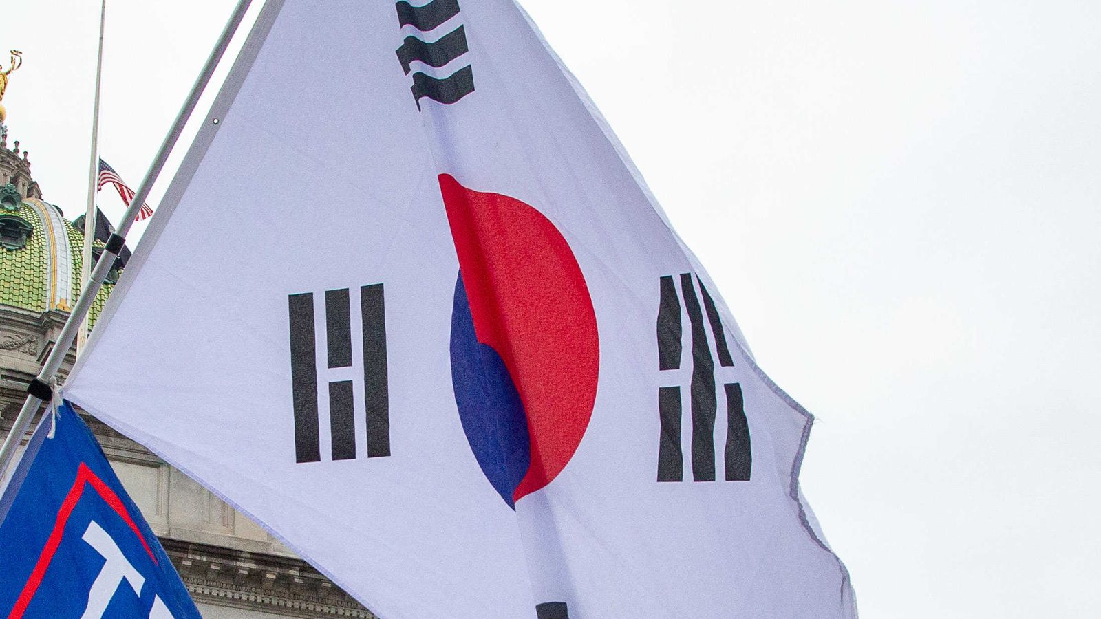 Власти Сеула получили 270 сообщений о пропавших без вести после давки