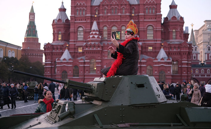 Женщина на Красной площади в Москве, где прошел посвященный 77-летию военного парада 1941 года марш