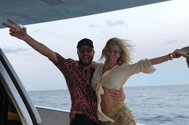 Эльза Патаки отметила день рождения с Крисом Хемсвортом, Мэттом Деймоном и его супругой на Ибице Эльза Патаки отметила день рождения с Крисом Хемсвортом, Мэттом Деймоном и его супругой на Ибице Звездные пары