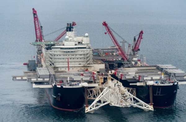 Фото плохо передает масштаб, но на снимке крупнейшее в мире монтажное судно.