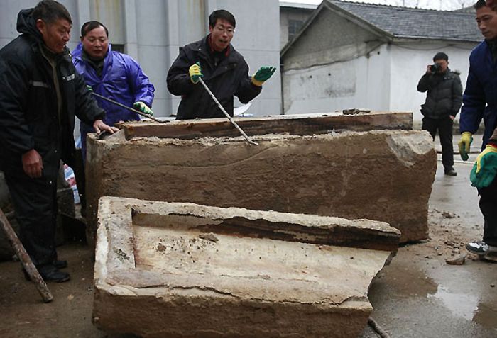 Рабочие в Китае нашли под землей саркофаг возрастом несколько тысяч лет артефакт,археология,Китай,Пространство,сокровища