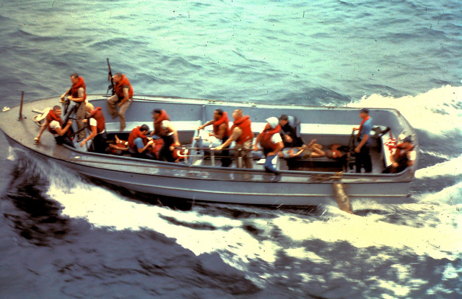 ​Шлюпка с эсминца «Кинг» с пленными вьетнамцами на борту, 1 июля 1966 года. фото Джона Ковалевски (http://www.uss-king.com) - Четвёртый Тонкинский инцидент | Warspot.ru