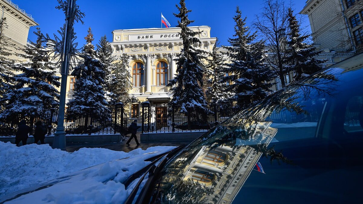 Эксперт финансового сектора Андрей Бархота рассказал «Звезде», что Центробанк может начать отзывать по две-три лицензии у банков в квартал.