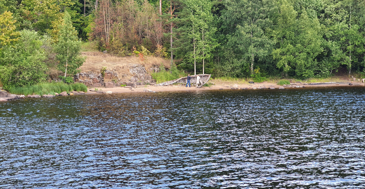 Лодка поморов на берегу озера Валаам