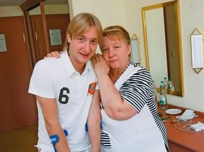  Евгений Плющенко с мамой. / Фото: ВКонтакте