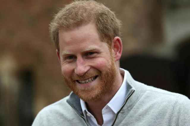 В сеть попало фото "очень уставшего" принца Гарри, сделанное в самолете