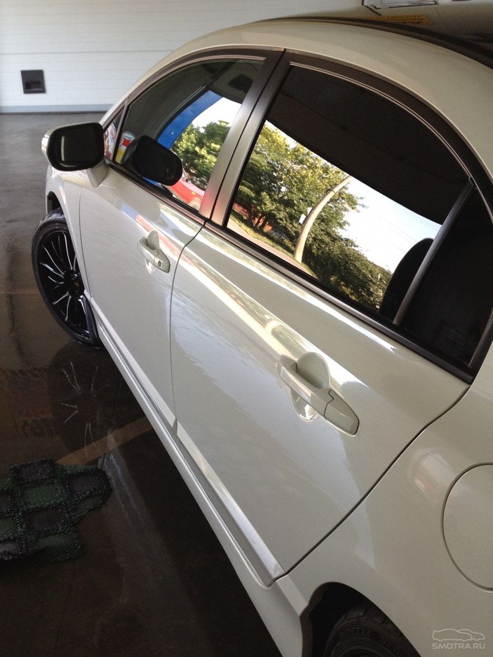 Тонировать белые машины. Тонировка автомобиля. Белая зеркальная тонировка. Зеркальная тонировка на авто. Тонировка на белой машине