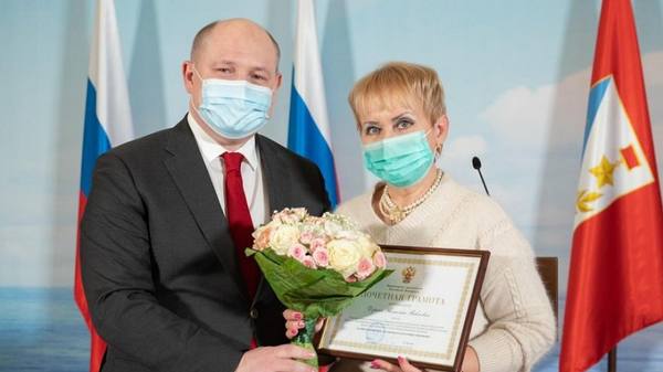 В Севастополе вручили награды медработникам за самоотверженный труд и борьбу с COVID-19