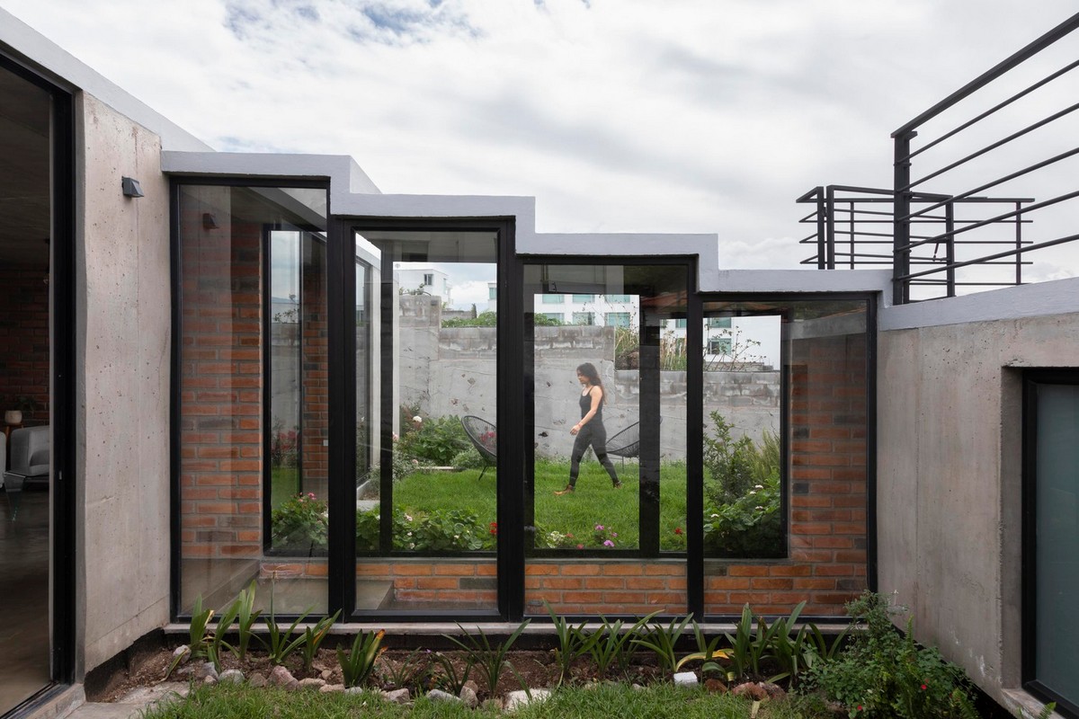Одноэтажный дом на склоне с прогулочными крышами в Эквадоре
