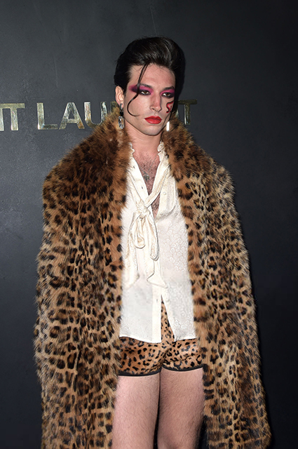 Пользователи сети обсуждают смелый образ Эзры Миллера на показе Saint Laurent Звездный стиль