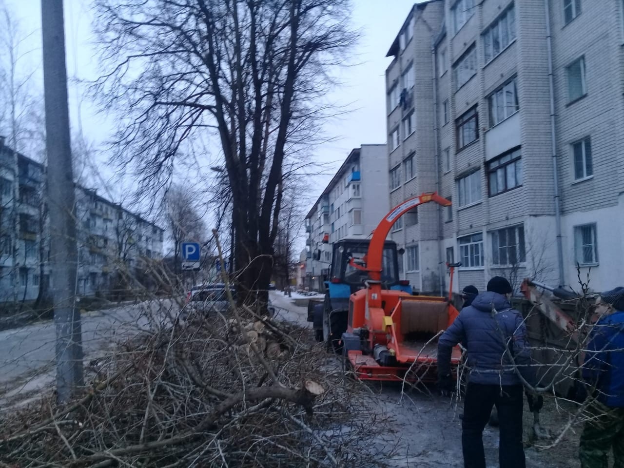 В Ржеве убирают снег и посыпают дороги