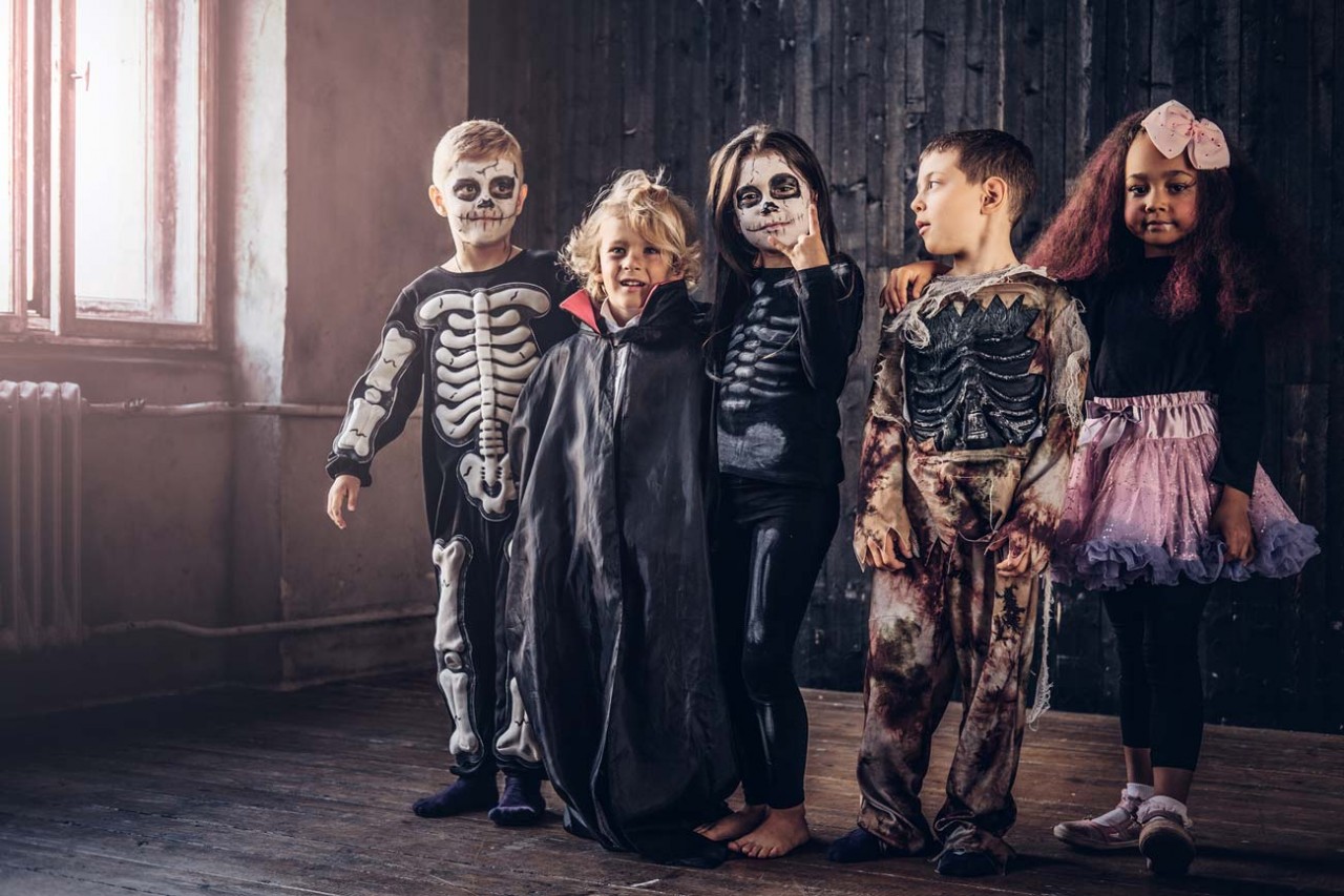 Дети в костюмах на Хеллоуин