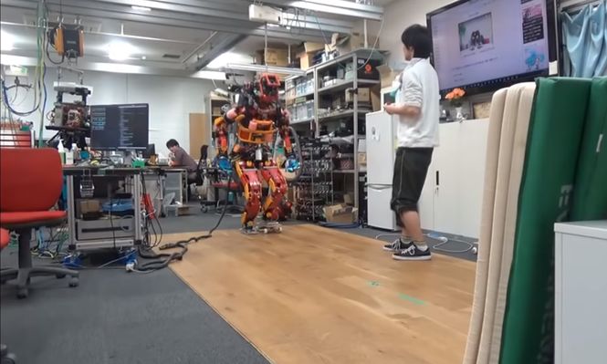 Японские инженеры научили робота кататься на роликах и скейте - видео  роботы