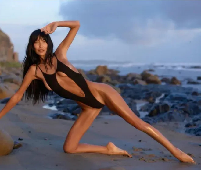 Дарина Эрвин ответила хейтерам откровенной фотосессией на фоне океана