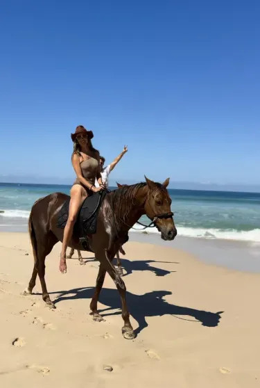 Конная прогулка на побережье и йога: Алессандра Амбросио отдыхает с бойфрендом в Индонезии Амбросио, вместе, Алессандра, ПалмерАлессандра, отдыхает, Палмер, возлюбленным, компанией, Баком, отношений, подругиДо, близкие, бойфренд, спутников, среди, 45летняя, большой, Ванкувере, показала, соцсетях