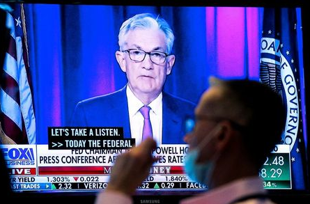 A screen displays a statement by Federal Reserve Chair Jerome Powell following the U.S. Federal Reserve's announcement as a trader works on the trading floor of the New York Stock Exchange (NYSE) in New York City, U.S., September 22, 2021. REUTERS/Brendan McDermid