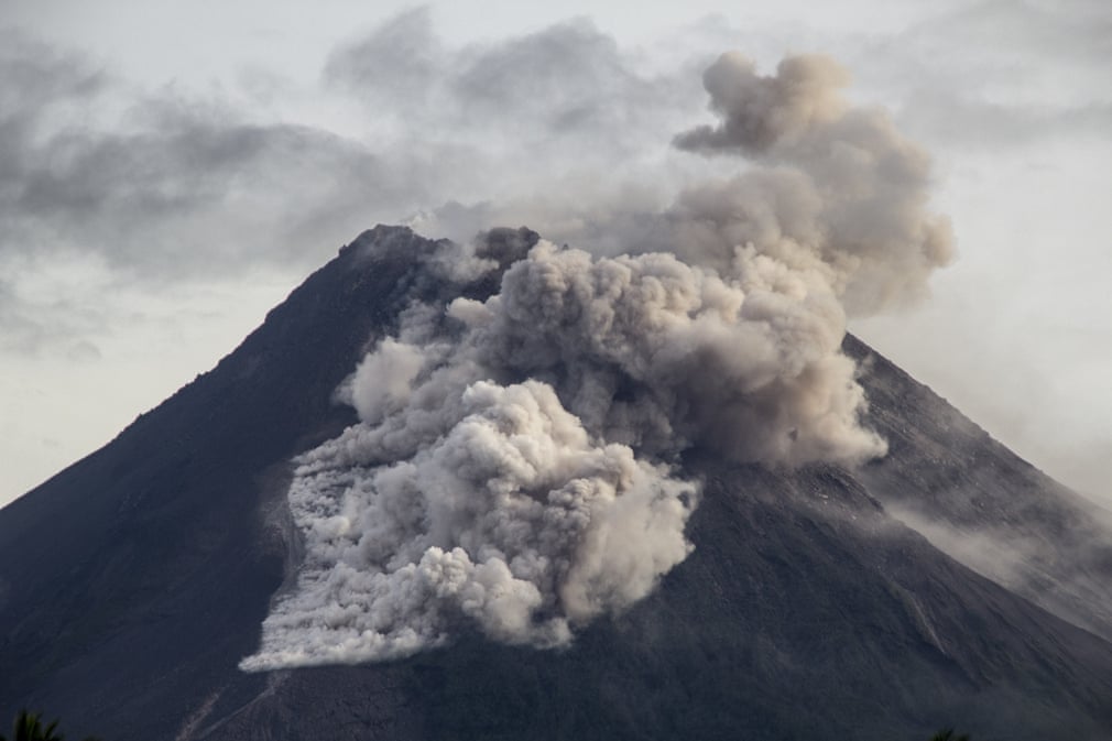 В Индонезии извергается вулкан Мерапи Мерапи, Мужчина, Самый, приюте, Турго, Слеманского, района, стекает, кратера, частично, видимой, мечетью, Слемане, наблюдает, вулканом, ядовитым, облаком, Женщина, эвакуационном, центре
