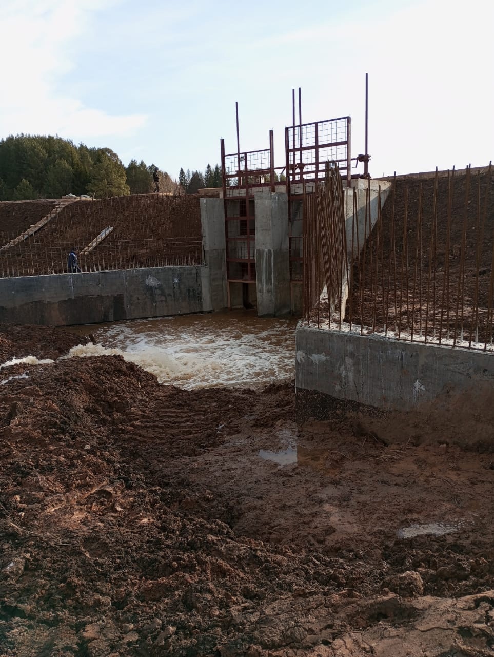 Глава Можгинского района заверил, что угрозы массового сброса воды на ремонтируемой плотине в деревне Большая Пудга нет