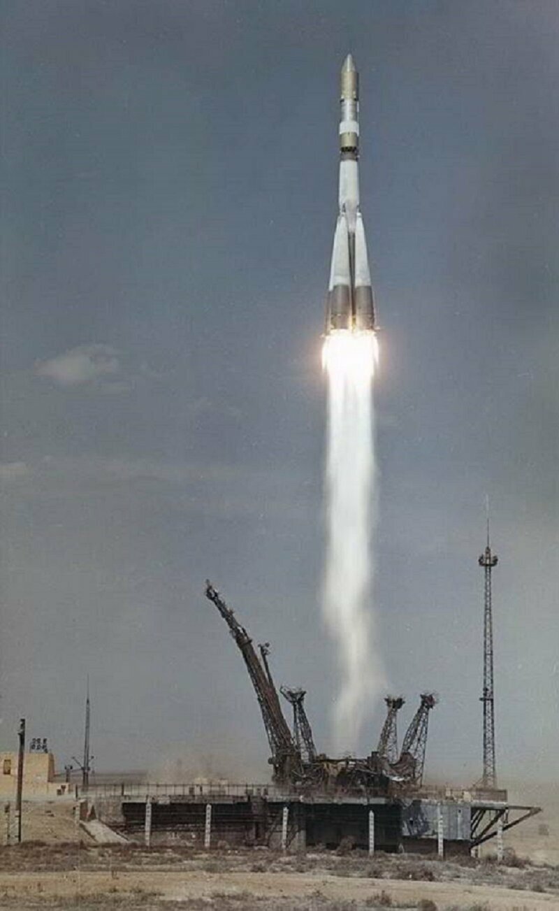 Запуск человека в космос ссср. Восход 1 ракета. Восход космический корабль 1964. Ракета Восход 1 Гагарина. Восход 2 ракета-носитель.