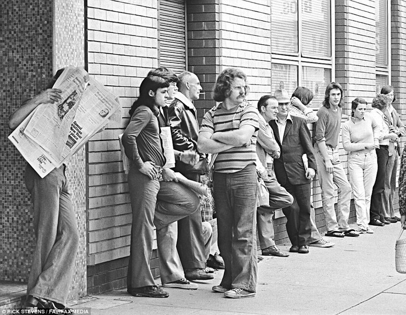 Мужчины 70-х стоят в очереди в службу по трудоустройству в Сиднее, 1974 год 70-е, 70-е девушки, австралия, винтаж, история, редкие фото, ретро, фото