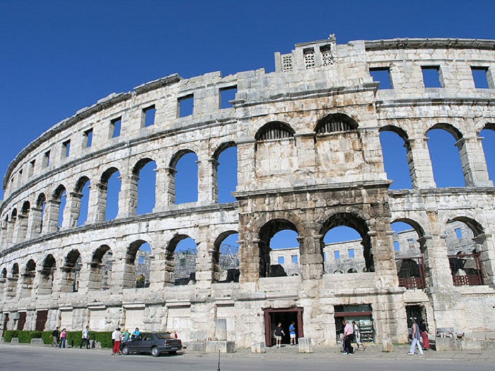 Грандиозный фасад древнеримской арены в Пуле.