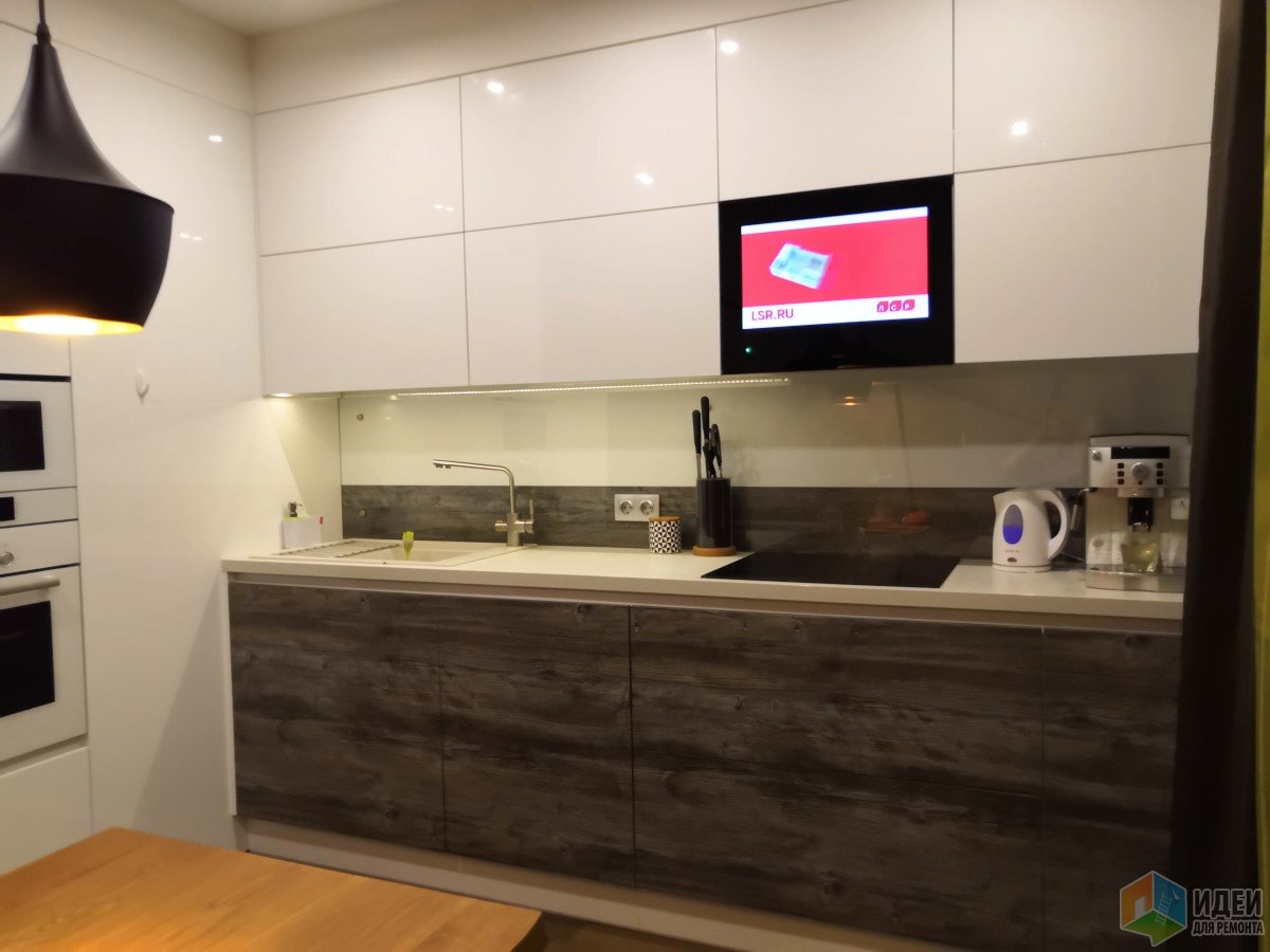 Белая кухня с телевизором - минимализм с элементами лофт Белая кухня с телевизором - минимализм с элементами лофт домашний очаг...