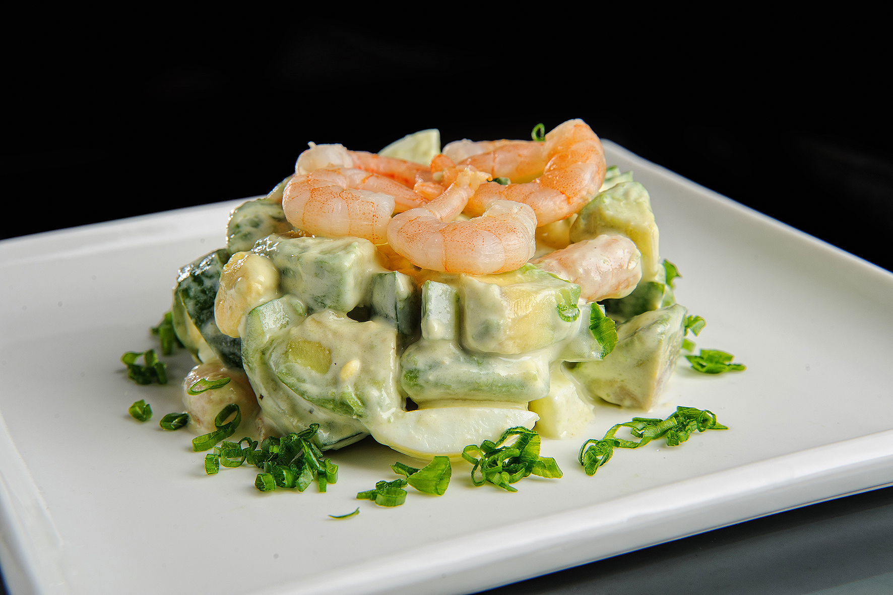 салат из авокадо с креветками