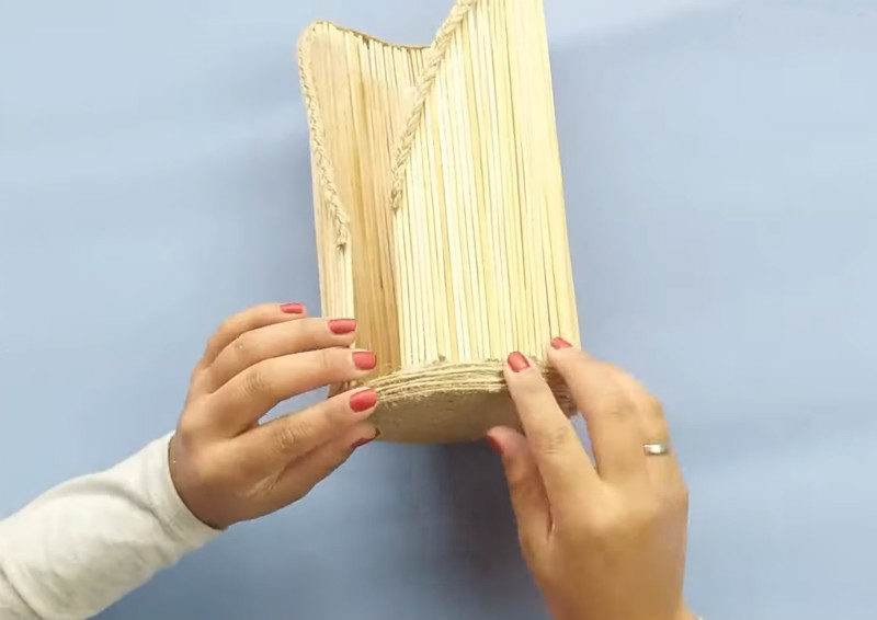 Полезная и красивая вещь из пластиковой бутылки и деревянных шпажек домашний очаг,рукоделие,своими руками,сделай сам,умелые руки