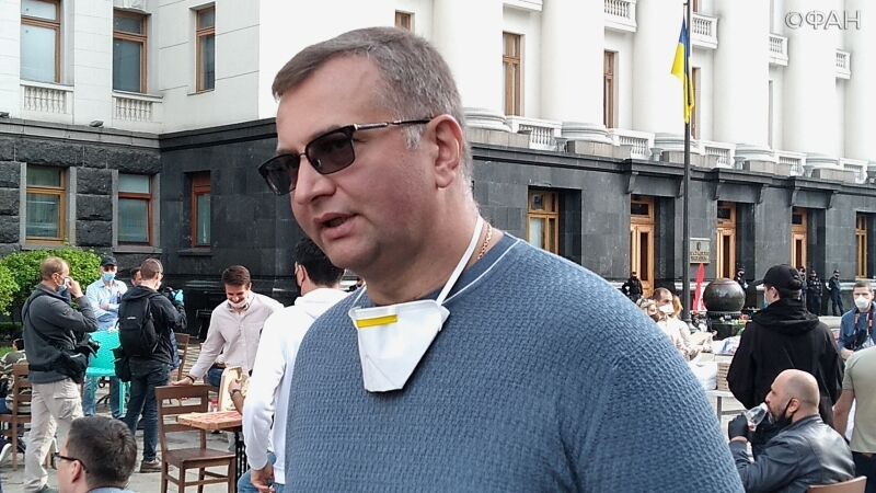 Киевские рестораторы публично нарушили карантин перед офисом Зеленского
