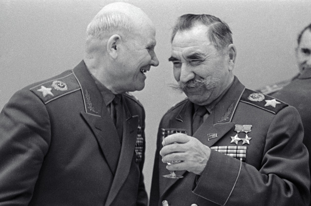 Маршал Советского Союза Иван Конев (слева) и Маршал Советского Союза Семен Буденный (справа) на встрече ветеранов в Кремле. 1965 г.